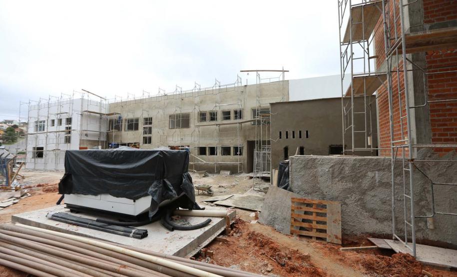 Construcao da Delegacia Cidada de Colombo. A delegacia cidadã é um novo modelo de atendimento em delegacias no Paraná, com espaços específicos e reservados para separar vítimas de agressores e possibilidade de auxílio de assistentes sociais e psicólogos, quando necessário. Colombo