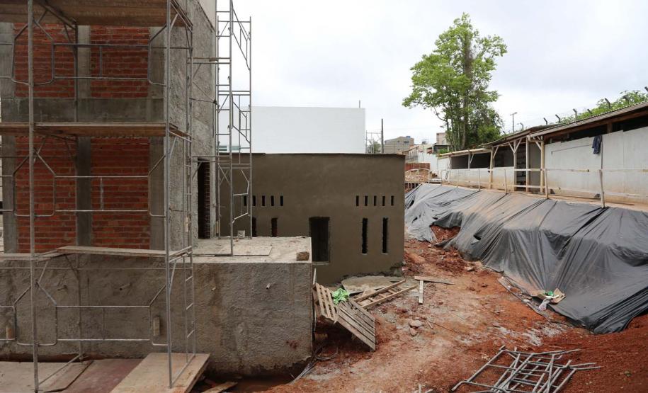 Construcao da Delegacia Cidada de Colombo. A delegacia cidadã é um novo modelo de atendimento em delegacias no Paraná, com espaços específicos e reservados para separar vítimas de agressores e possibilidade de auxílio de assistentes sociais e psicólogos, quando necessário. Colombo