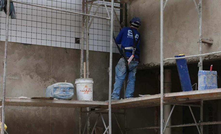 Construcao da Delegacia Cidada de Colombo. A delegacia cidadã é um novo modelo de atendimento em delegacias no Paraná, com espaços específicos e reservados para separar vítimas de agressores e possibilidade de auxílio de assistentes sociais e psicólogos, quando necessário. Colombo