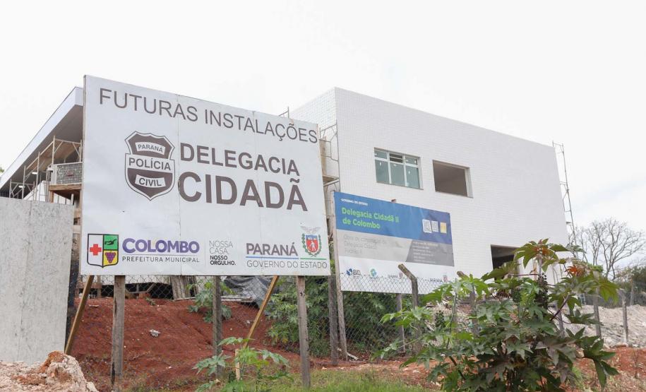 Construcao da Delegacia Cidada de Colombo. A delegacia cidadã é um novo modelo de atendimento em delegacias no Paraná, com espaços específicos e reservados para separar vítimas de agressores e possibilidade de auxílio de assistentes sociais e psicólogos, quando necessário. Colombo