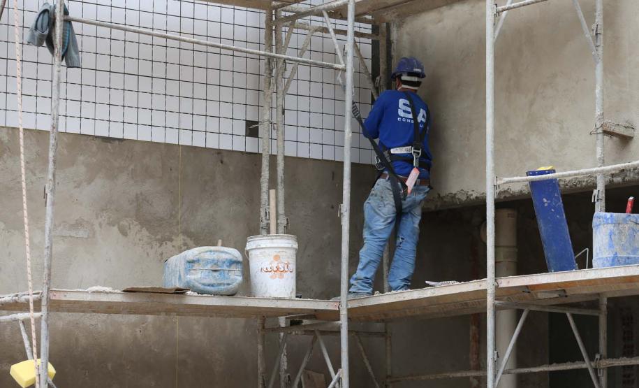 Construcao da Delegacia Cidada de Colombo. A delegacia cidadã é um novo modelo de atendimento em delegacias no Paraná, com espaços específicos e reservados para separar vítimas de agressores e possibilidade de auxílio de assistentes sociais e psicólogos, quando necessário. Colombo