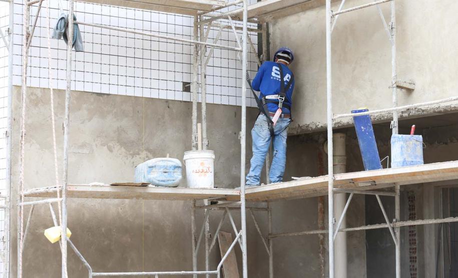 Construcao da Delegacia Cidada de Colombo. A delegacia cidadã é um novo modelo de atendimento em delegacias no Paraná, com espaços específicos e reservados para separar vítimas de agressores e possibilidade de auxílio de assistentes sociais e psicólogos, quando necessário. Colombo