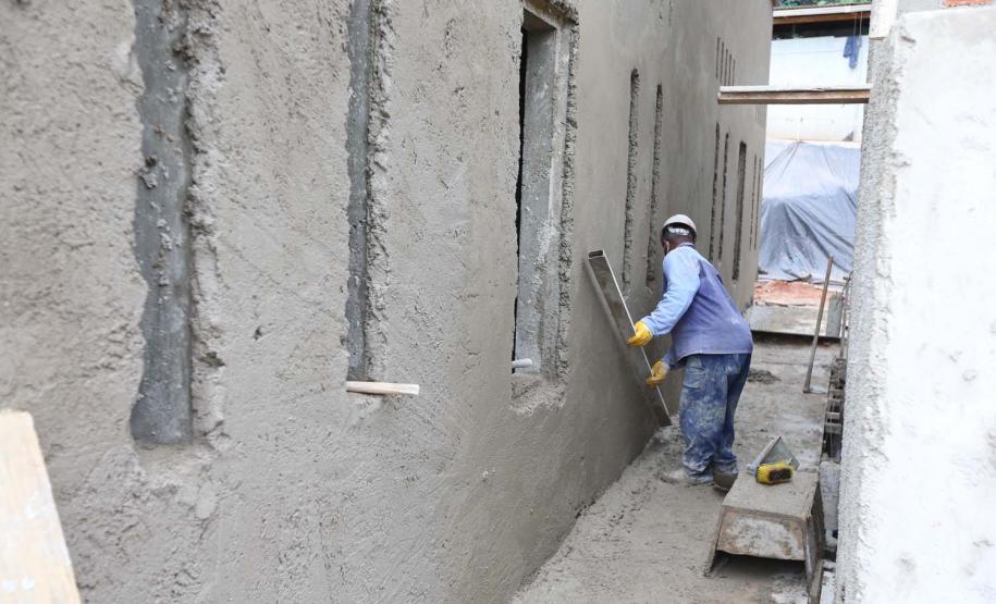 Construcao da Delegacia Cidada de Colombo. A delegacia cidadã é um novo modelo de atendimento em delegacias no Paraná, com espaços específicos e reservados para separar vítimas de agressores e possibilidade de auxílio de assistentes sociais e psicólogos, quando necessário. Colombo