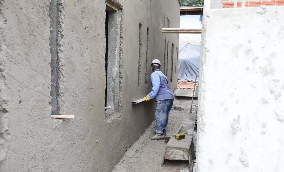 Construcao da Delegacia Cidada de Colombo. A delegacia cidadã é um novo modelo de atendimento em delegacias no Paraná, com espaços específicos e reservados para separar vítimas de agressores e possibilidade de auxílio de assistentes sociais e psicólogos, quando necessário. Colombo