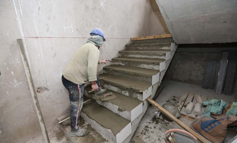 Construcao da Delegacia Cidada de Colombo. A delegacia cidadã é um novo modelo de atendimento em delegacias no Paraná, com espaços específicos e reservados para separar vítimas de agressores e possibilidade de auxílio de assistentes sociais e psicólogos, quando necessário. Colombo