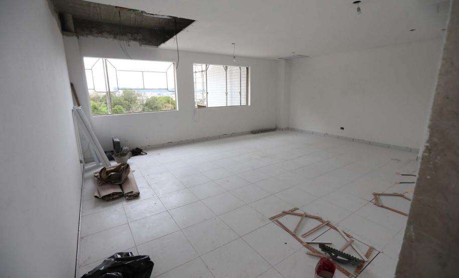 Construcao da Delegacia Cidada de Colombo. A delegacia cidadã é um novo modelo de atendimento em delegacias no Paraná, com espaços específicos e reservados para separar vítimas de agressores e possibilidade de auxílio de assistentes sociais e psicólogos, quando necessário. Colombo