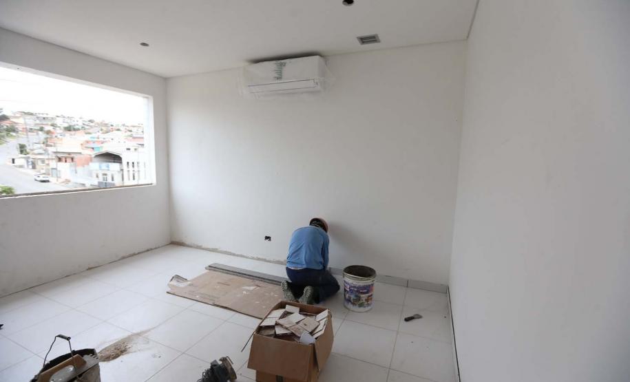 Construcao da Delegacia Cidada de Colombo. A delegacia cidadã é um novo modelo de atendimento em delegacias no Paraná, com espaços específicos e reservados para separar vítimas de agressores e possibilidade de auxílio de assistentes sociais e psicólogos, quando necessário. Colombo