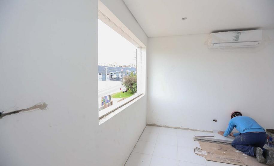 Construcao da Delegacia Cidada de Colombo. A delegacia cidadã é um novo modelo de atendimento em delegacias no Paraná, com espaços específicos e reservados para separar vítimas de agressores e possibilidade de auxílio de assistentes sociais e psicólogos, quando necessário. Colombo