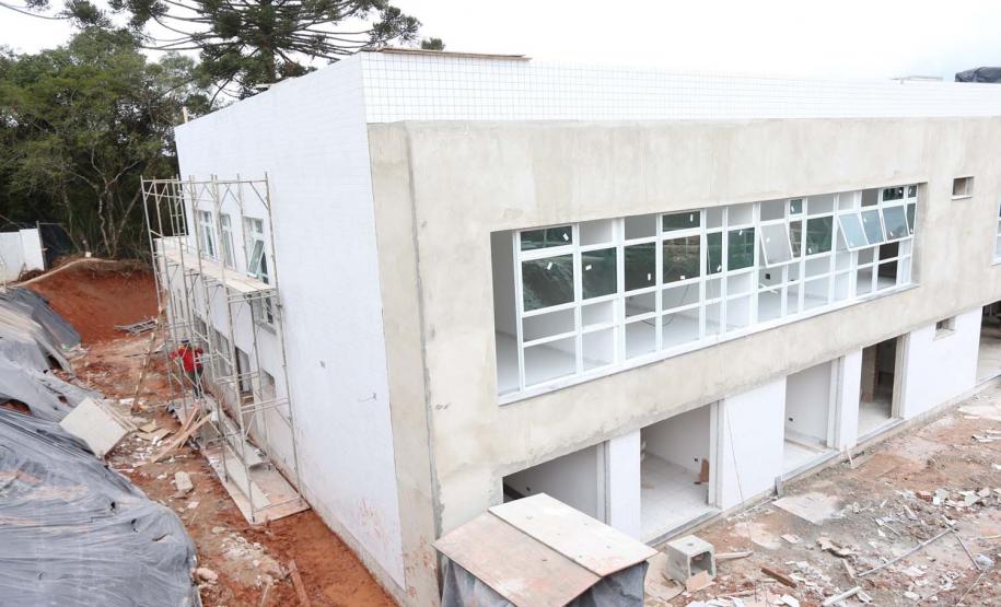 Construcao da Delegacia Cidada de Colombo. A delegacia cidadã é um novo modelo de atendimento em delegacias no Paraná, com espaços específicos e reservados para separar vítimas de agressores e possibilidade de auxílio de assistentes sociais e psicólogos, quando necessário. Colombo