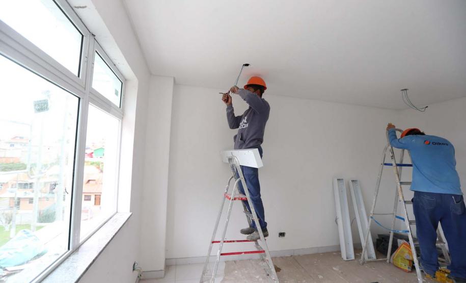 Construcao da Delegacia Cidada de Colombo. A delegacia cidadã é um novo modelo de atendimento em delegacias no Paraná, com espaços específicos e reservados para separar vítimas de agressores e possibilidade de auxílio de assistentes sociais e psicólogos, quando necessário. Colombo