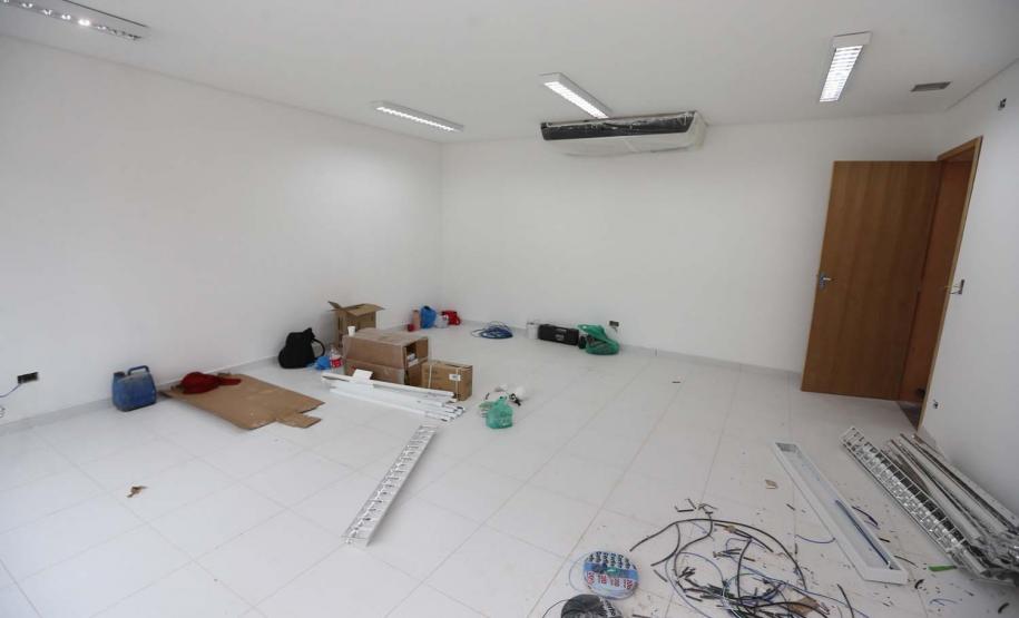 Construcao da Delegacia Cidada de Colombo. A delegacia cidadã é um novo modelo de atendimento em delegacias no Paraná, com espaços específicos e reservados para separar vítimas de agressores e possibilidade de auxílio de assistentes sociais e psicólogos, quando necessário. Colombo