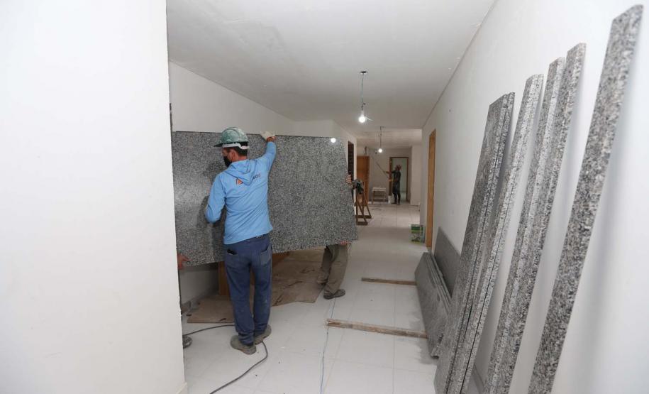 Construcao da Delegacia Cidada de Colombo. A delegacia cidadã é um novo modelo de atendimento em delegacias no Paraná, com espaços específicos e reservados para separar vítimas de agressores e possibilidade de auxílio de assistentes sociais e psicólogos, quando necessário. Colombo