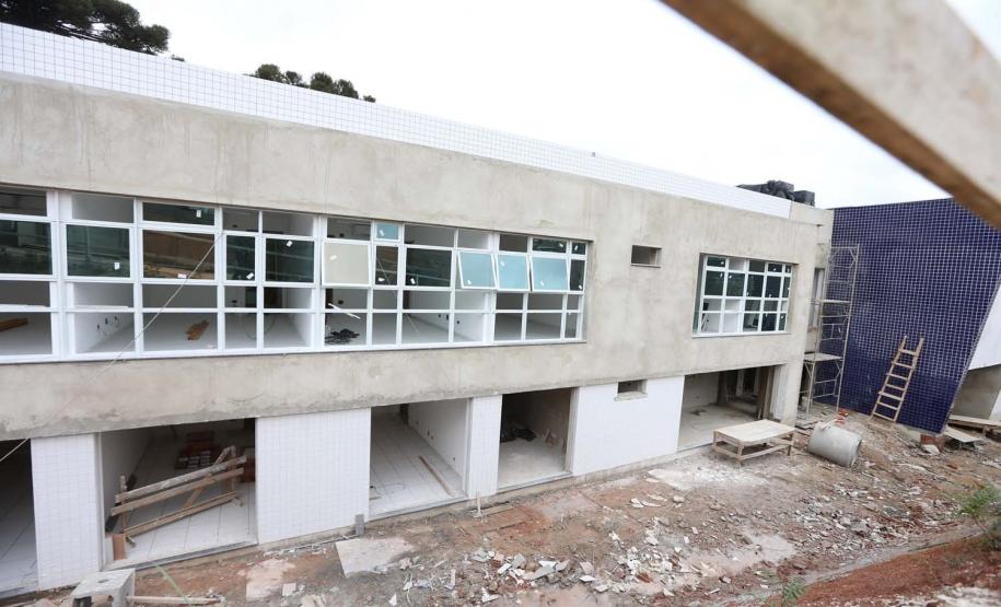 Construcao da Delegacia Cidada de Colombo. A delegacia cidadã é um novo modelo de atendimento em delegacias no Paraná, com espaços específicos e reservados para separar vítimas de agressores e possibilidade de auxílio de assistentes sociais e psicólogos, quando necessário. Colombo