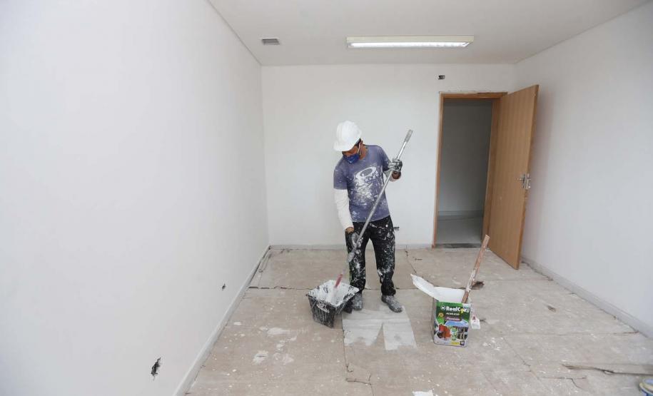 Construcao da Delegacia Cidada de Colombo. A delegacia cidadã é um novo modelo de atendimento em delegacias no Paraná, com espaços específicos e reservados para separar vítimas de agressores e possibilidade de auxílio de assistentes sociais e psicólogos, quando necessário. Colombo