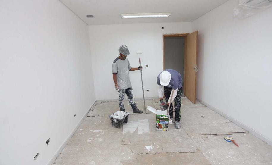 Construcao da Delegacia Cidada de Colombo. A delegacia cidadã é um novo modelo de atendimento em delegacias no Paraná, com espaços específicos e reservados para separar vítimas de agressores e possibilidade de auxílio de assistentes sociais e psicólogos, quando necessário. Colombo