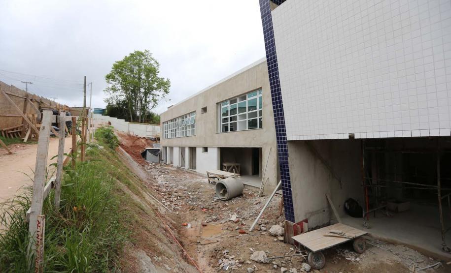 Construcao da Delegacia Cidada de Colombo. A delegacia cidadã é um novo modelo de atendimento em delegacias no Paraná, com espaços específicos e reservados para separar vítimas de agressores e possibilidade de auxílio de assistentes sociais e psicólogos, quando necessário. Colombo