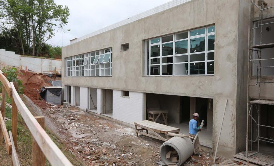 Construcao da Delegacia Cidada de Colombo. A delegacia cidadã é um novo modelo de atendimento em delegacias no Paraná, com espaços específicos e reservados para separar vítimas de agressores e possibilidade de auxílio de assistentes sociais e psicólogos, quando necessário. Colombo