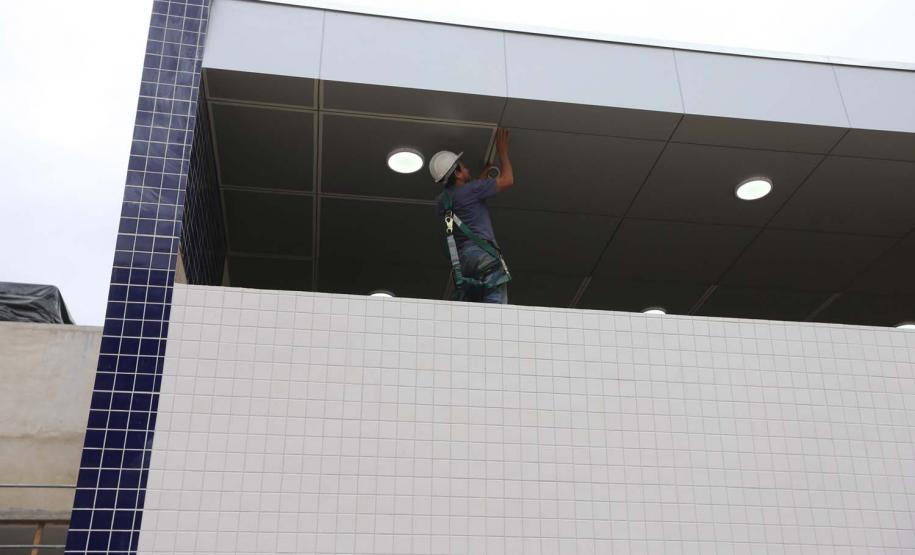 Construcao da Delegacia Cidada de Colombo. A delegacia cidadã é um novo modelo de atendimento em delegacias no Paraná, com espaços específicos e reservados para separar vítimas de agressores e possibilidade de auxílio de assistentes sociais e psicólogos, quando necessário. Colombo