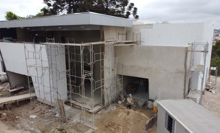 Construcao da Delegacia Cidada de Colombo. A delegacia cidadã é um novo modelo de atendimento em delegacias no Paraná, com espaços específicos e reservados para separar vítimas de agressores e possibilidade de auxílio de assistentes sociais e psicólogos, quando necessário. Colombo