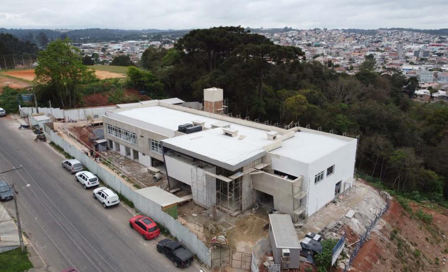 Construcao da Delegacia Cidada de Colombo. A delegacia cidadã é um novo modelo de atendimento em delegacias no Paraná, com espaços específicos e reservados para separar vítimas de agressores e possibilidade de auxílio de assistentes sociais e psicólogos, quando necessário. Colombo