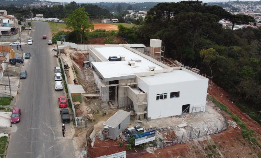 Construcao da Delegacia Cidada de Colombo. A delegacia cidadã é um novo modelo de atendimento em delegacias no Paraná, com espaços específicos e reservados para separar vítimas de agressores e possibilidade de auxílio de assistentes sociais e psicólogos, quando necessário. Colombo