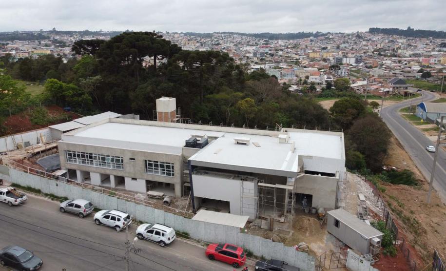 Construcao da Delegacia Cidada de Colombo. A delegacia cidadã é um novo modelo de atendimento em delegacias no Paraná, com espaços específicos e reservados para separar vítimas de agressores e possibilidade de auxílio de assistentes sociais e psicólogos, quando necessário. Colombo