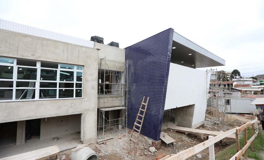 Construcao da Delegacia Cidada de Colombo. A delegacia cidadã é um novo modelo de atendimento em delegacias no Paraná, com espaços específicos e reservados para separar vítimas de agressores e possibilidade de auxílio de assistentes sociais e psicólogos, quando necessário. Colombo