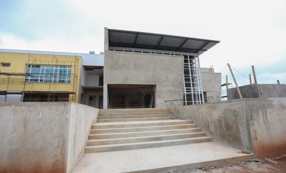 Construcao da Delegacia Cidada de Almirante Tamandare. A delegacia cidadã é um novo modelo de atendimento em delegacias no Paraná, com espaços específicos e reservados para separar vítimas de agressores e possibilidade de auxílio de assistentes sociais e psicólogos, quando necessário. Almirante Tamandare