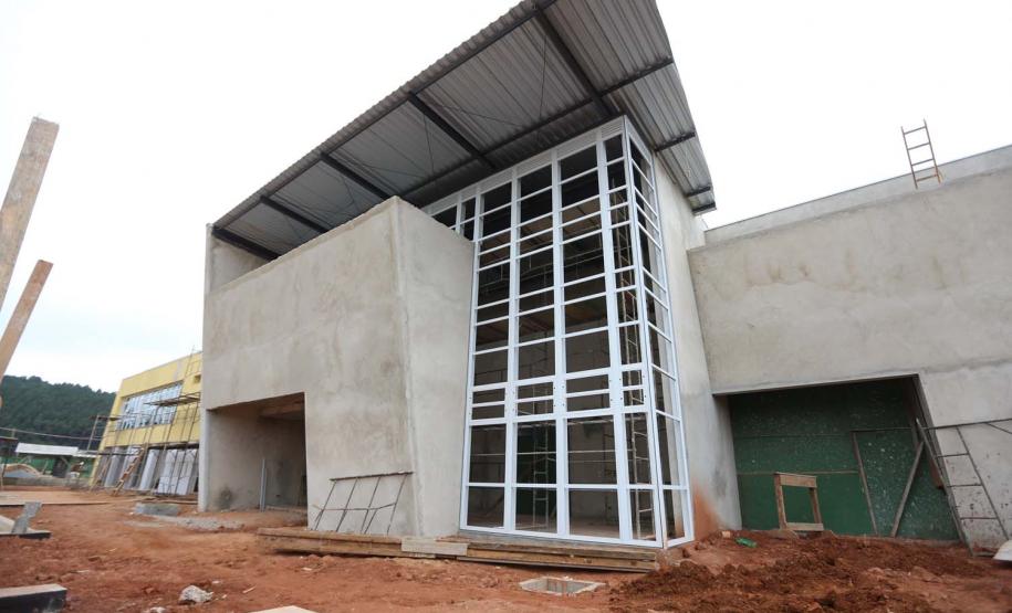 Construcao da Delegacia Cidada de Almirante Tamandare. A delegacia cidadã é um novo modelo de atendimento em delegacias no Paraná, com espaços específicos e reservados para separar vítimas de agressores e possibilidade de auxílio de assistentes sociais e psicólogos, quando necessário. Almirante Tamandare