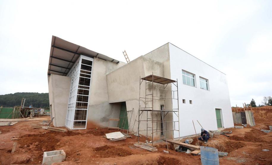 Construcao da Delegacia Cidada de Almirante Tamandare. A delegacia cidadã é um novo modelo de atendimento em delegacias no Paraná, com espaços específicos e reservados para separar vítimas de agressores e possibilidade de auxílio de assistentes sociais e psicólogos, quando necessário. Almirante Tamandare