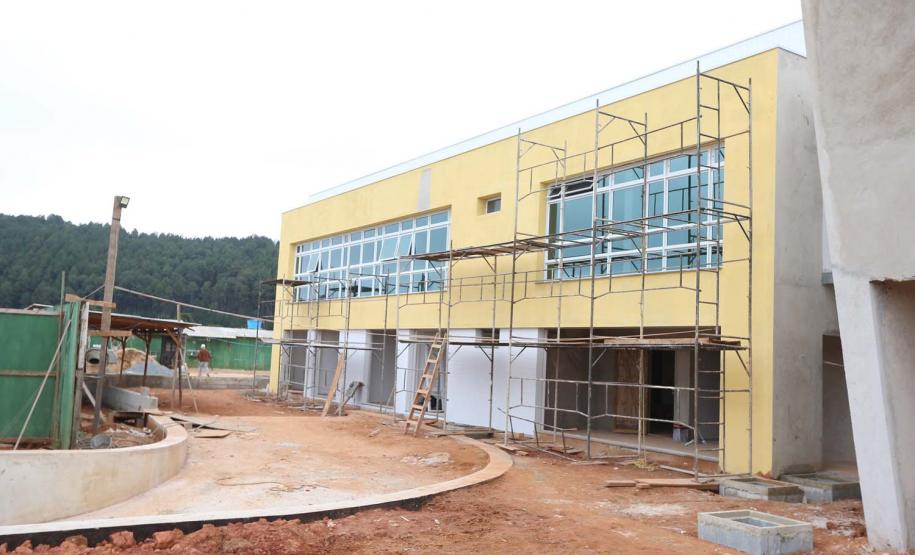 Construcao da Delegacia Cidada de Almirante Tamandare. A delegacia cidadã é um novo modelo de atendimento em delegacias no Paraná, com espaços específicos e reservados para separar vítimas de agressores e possibilidade de auxílio de assistentes sociais e psicólogos, quando necessário. Almirante Tamandare