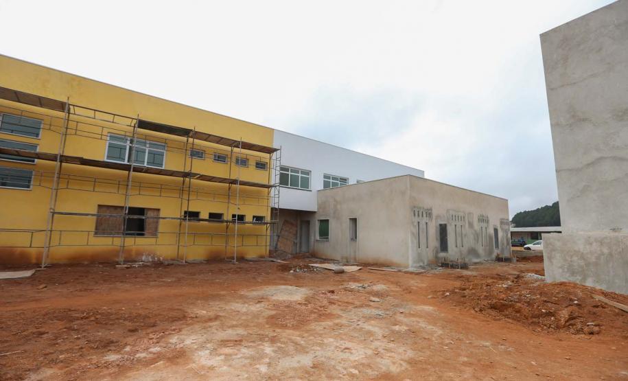 Construcao da Delegacia Cidada de Almirante Tamandare. A delegacia cidadã é um novo modelo de atendimento em delegacias no Paraná, com espaços específicos e reservados para separar vítimas de agressores e possibilidade de auxílio de assistentes sociais e psicólogos, quando necessário. Almirante Tamandare