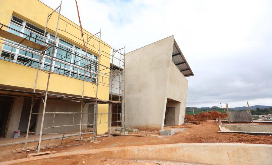 Construcao da Delegacia Cidada de Almirante Tamandare. A delegacia cidadã é um novo modelo de atendimento em delegacias no Paraná, com espaços específicos e reservados para separar vítimas de agressores e possibilidade de auxílio de assistentes sociais e psicólogos, quando necessário. Almirante Tamandare