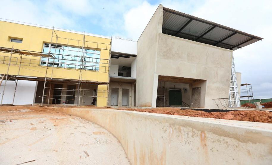 Construcao da Delegacia Cidada de Almirante Tamandare. A delegacia cidadã é um novo modelo de atendimento em delegacias no Paraná, com espaços específicos e reservados para separar vítimas de agressores e possibilidade de auxílio de assistentes sociais e psicólogos, quando necessário. Almirante Tamandare