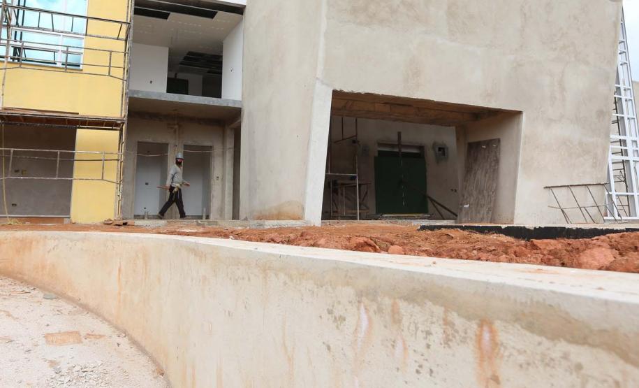 Construcao da Delegacia Cidada de Almirante Tamandare. A delegacia cidadã é um novo modelo de atendimento em delegacias no Paraná, com espaços específicos e reservados para separar vítimas de agressores e possibilidade de auxílio de assistentes sociais e psicólogos, quando necessário. Almirante Tamandare