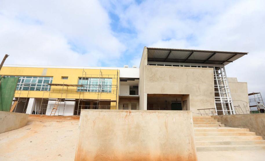 Construcao da Delegacia Cidada de Almirante Tamandare. A delegacia cidadã é um novo modelo de atendimento em delegacias no Paraná, com espaços específicos e reservados para separar vítimas de agressores e possibilidade de auxílio de assistentes sociais e psicólogos, quando necessário. Almirante Tamandare