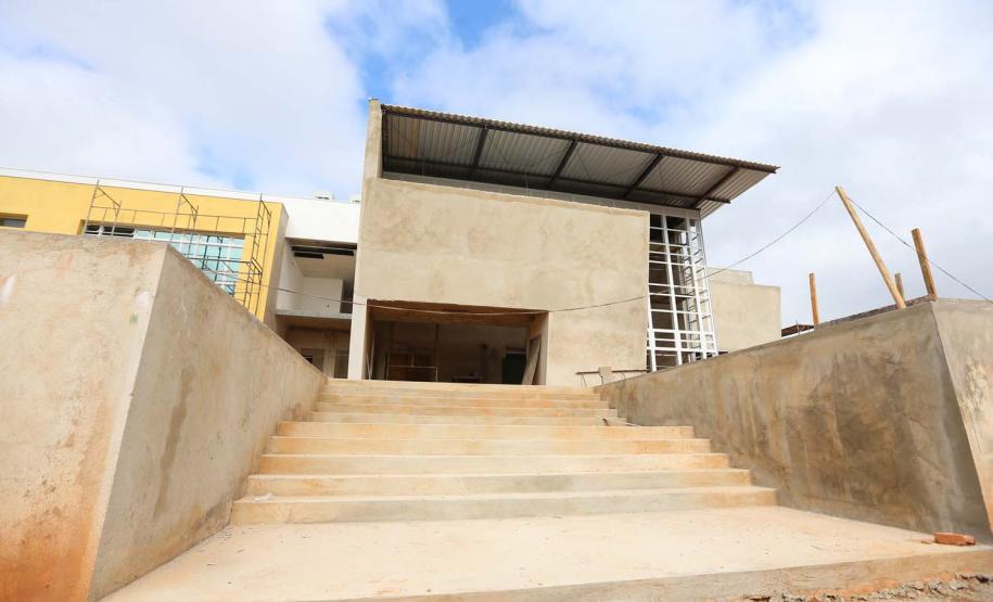 Construcao da Delegacia Cidada de Almirante Tamandare. A delegacia cidadã é um novo modelo de atendimento em delegacias no Paraná, com espaços específicos e reservados para separar vítimas de agressores e possibilidade de auxílio de assistentes sociais e psicólogos, quando necessário. Almirante Tamandare