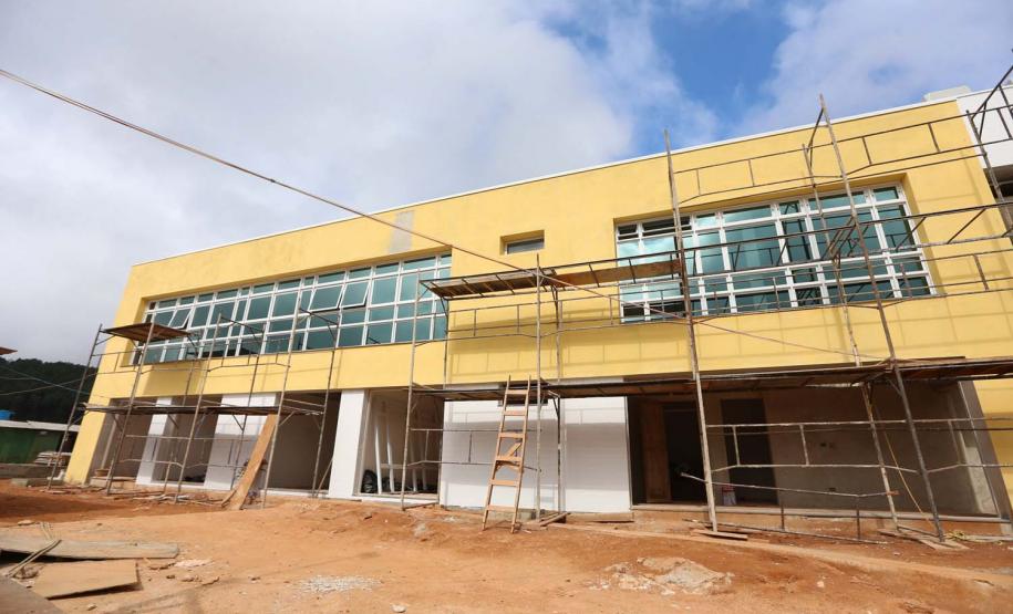 Construcao da Delegacia Cidada de Almirante Tamandare. A delegacia cidadã é um novo modelo de atendimento em delegacias no Paraná, com espaços específicos e reservados para separar vítimas de agressores e possibilidade de auxílio de assistentes sociais e psicólogos, quando necessário. Almirante Tamandare