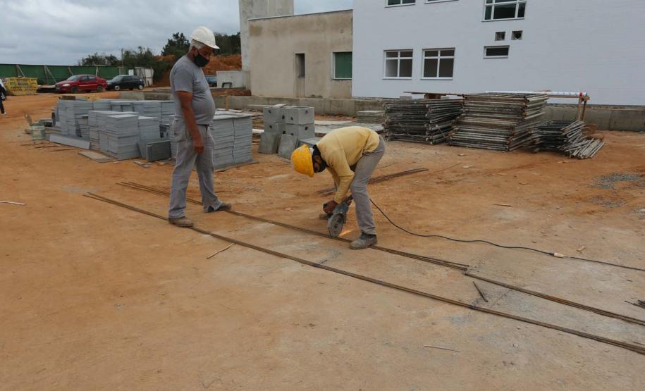 Construcao da Delegacia Cidada de Almirante Tamandare. A delegacia cidadã é um novo modelo de atendimento em delegacias no Paraná, com espaços específicos e reservados para separar vítimas de agressores e possibilidade de auxílio de assistentes sociais e psicólogos, quando necessário. Almirante Tamandare