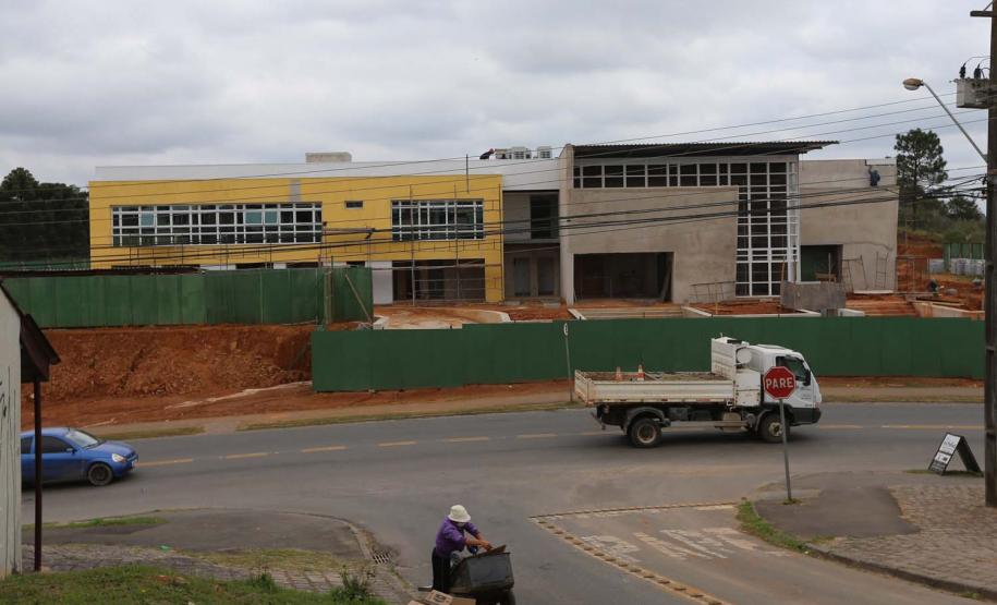 Construcao da Delegacia Cidada de Almirante Tamandare. A delegacia cidadã é um novo modelo de atendimento em delegacias no Paraná, com espaços específicos e reservados para separar vítimas de agressores e possibilidade de auxílio de assistentes sociais e psicólogos, quando necessário. Almirante Tamandare