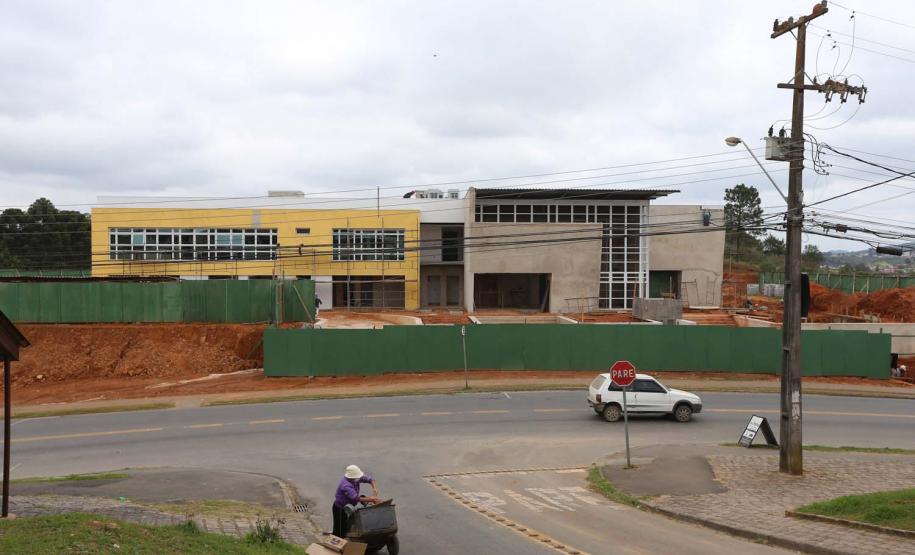 Construcao da Delegacia Cidada de Almirante Tamandare. A delegacia cidadã é um novo modelo de atendimento em delegacias no Paraná, com espaços específicos e reservados para separar vítimas de agressores e possibilidade de auxílio de assistentes sociais e psicólogos, quando necessário. Almirante Tamandare