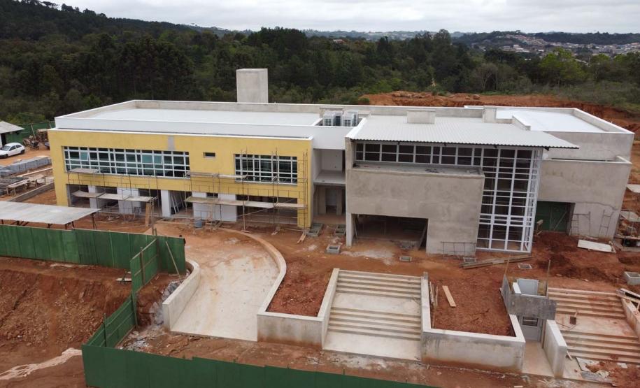 Construcao da Delegacia Cidada de Almirante Tamandare. A delegacia cidadã é um novo modelo de atendimento em delegacias no Paraná, com espaços específicos e reservados para separar vítimas de agressores e possibilidade de auxílio de assistentes sociais e psicólogos, quando necessário. Almirante Tamandare