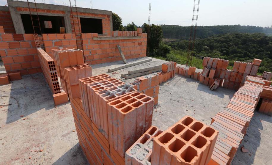 Construção das 157 casas na Vila Zezo em Imbituva,  o local passará por ação completa de regularização fundiária, com demarcação dos lotes individualizados e entrega de títulos de propriedade aos moradores. Também serão feitas obras de infraestrutura complementar para urbanização completa da região.