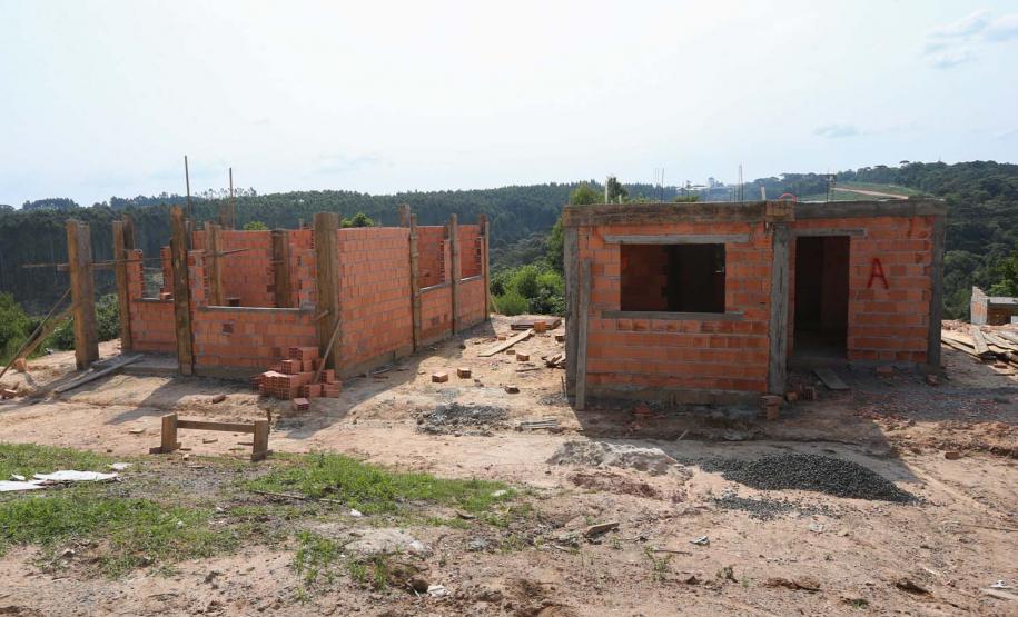 Construção das 157 casas na Vila Zezo em Imbituva,  o local passará por ação completa de regularização fundiária, com demarcação dos lotes individualizados e entrega de títulos de propriedade aos moradores. Também serão feitas obras de infraestrutura complementar para urbanização completa da região.