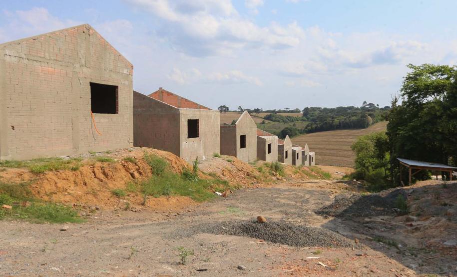 Construção das 157 casas na Vila Zezo em Imbituva,  o local passará por ação completa de regularização fundiária, com demarcação dos lotes individualizados e entrega de títulos de propriedade aos moradores. Também serão feitas obras de infraestrutura complementar para urbanização completa da região.