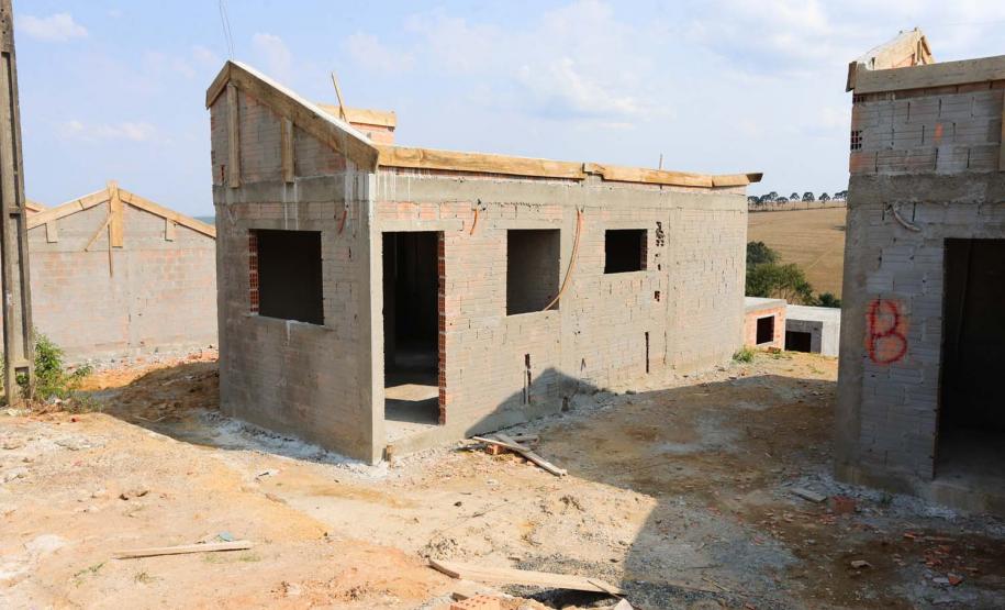 Construção das 157 casas na Vila Zezo em Imbituva,  o local passará por ação completa de regularização fundiária, com demarcação dos lotes individualizados e entrega de títulos de propriedade aos moradores. Também serão feitas obras de infraestrutura complementar para urbanização completa da região.