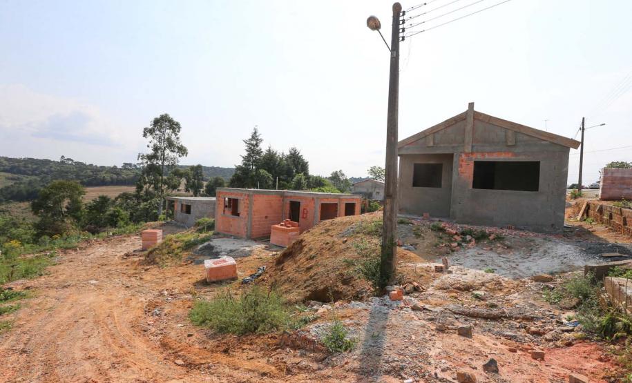 Construção das 157 casas na Vila Zezo em Imbituva,  o local passará por ação completa de regularização fundiária, com demarcação dos lotes individualizados e entrega de títulos de propriedade aos moradores. Também serão feitas obras de infraestrutura complementar para urbanização completa da região.