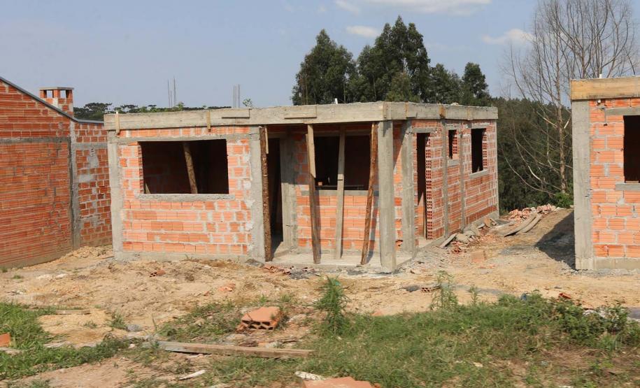 Construção das 157 casas na Vila Zezo em Imbituva,  o local passará por ação completa de regularização fundiária, com demarcação dos lotes individualizados e entrega de títulos de propriedade aos moradores. Também serão feitas obras de infraestrutura complementar para urbanização completa da região.
