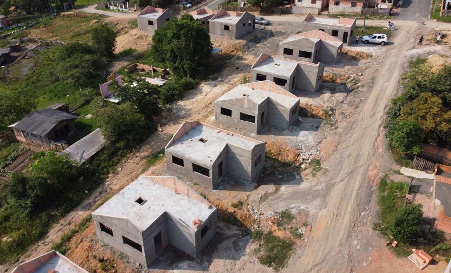 Construção das 157 casas na Vila Zezo em Imbituva,  o local passará por ação completa de regularização fundiária, com demarcação dos lotes individualizados e entrega de títulos de propriedade aos moradores. Também serão feitas obras de infraestrutura complementar para urbanização completa da região.