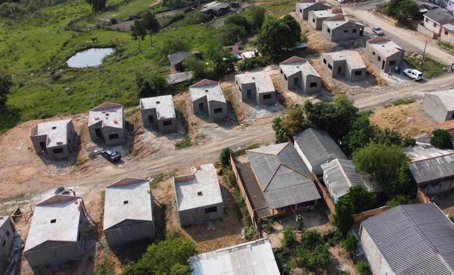 Construção das 157 casas na Vila Zezo em Imbituva,  o local passará por ação completa de regularização fundiária, com demarcação dos lotes individualizados e entrega de títulos de propriedade aos moradores. Também serão feitas obras de infraestrutura complementar para urbanização completa da região.